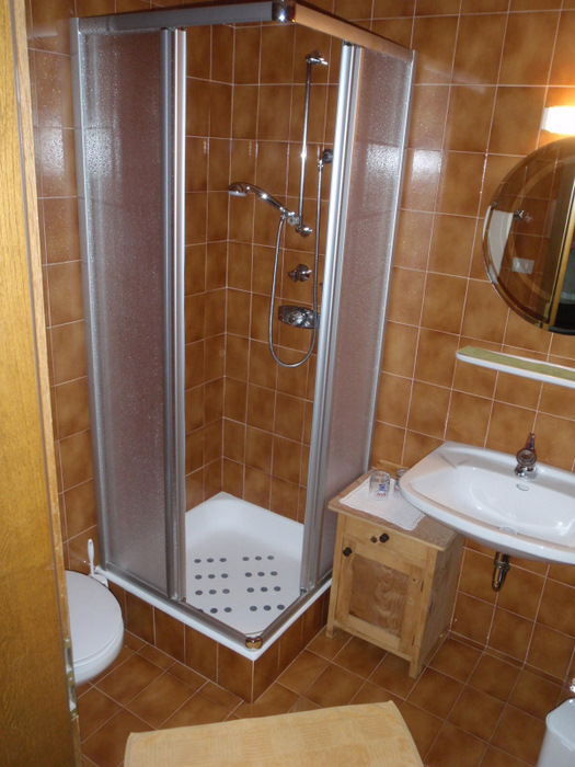 Shower at Vilpian Apple Farm Pension.